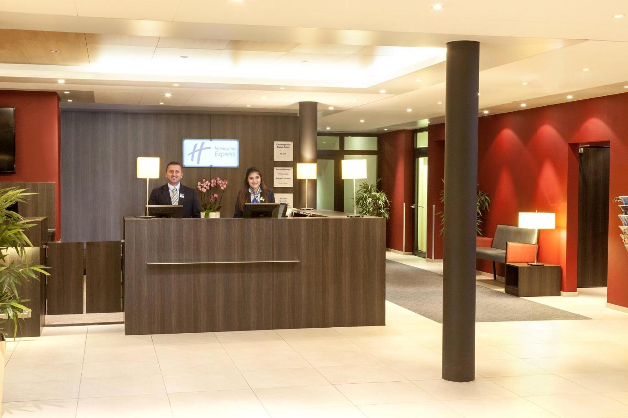 Holiday Inn Express Zuerich Airport, An Ihg Hotel Rumlang Exterior photo