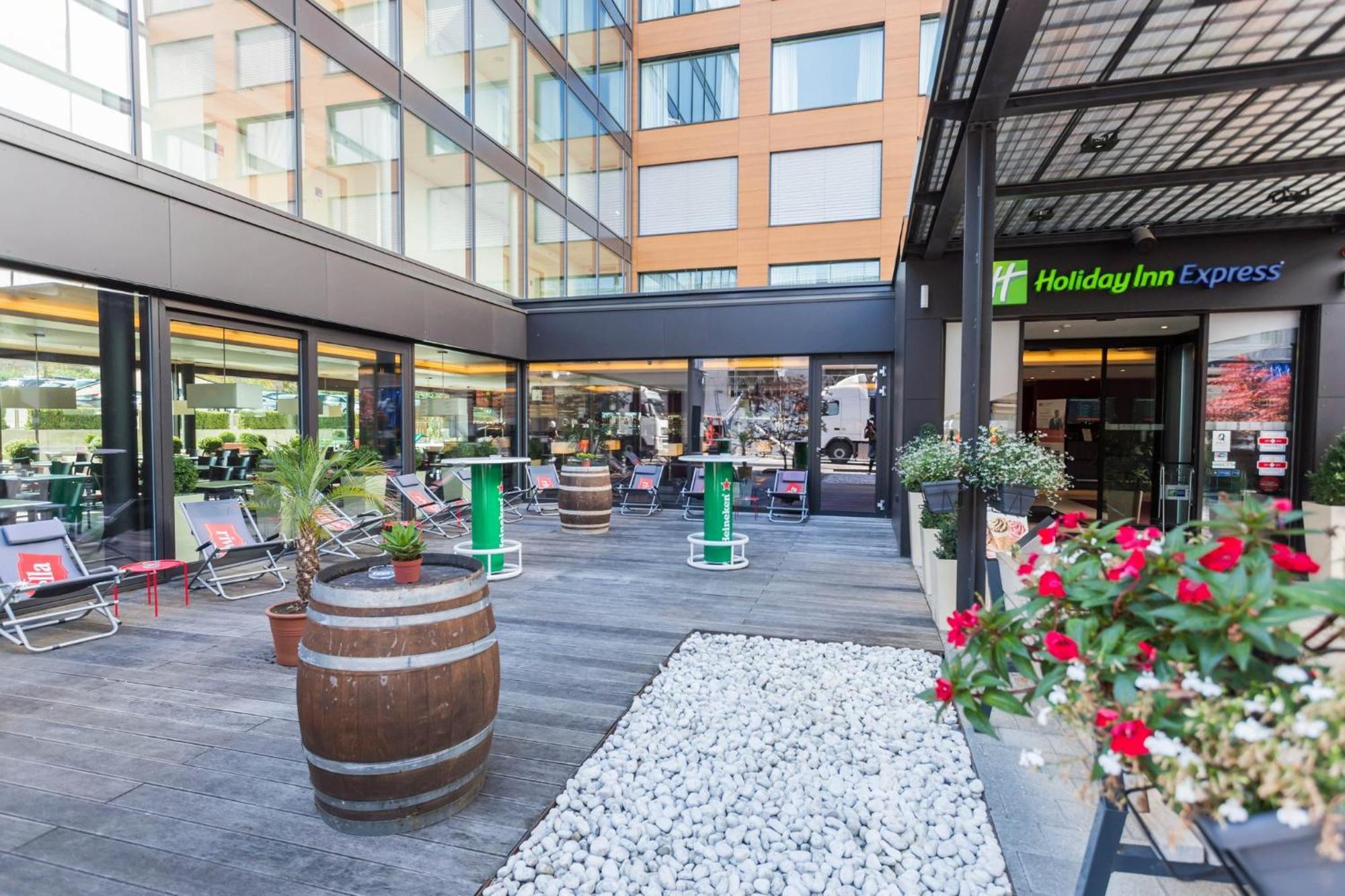 Holiday Inn Express Zuerich Airport, An Ihg Hotel Rumlang Exterior photo