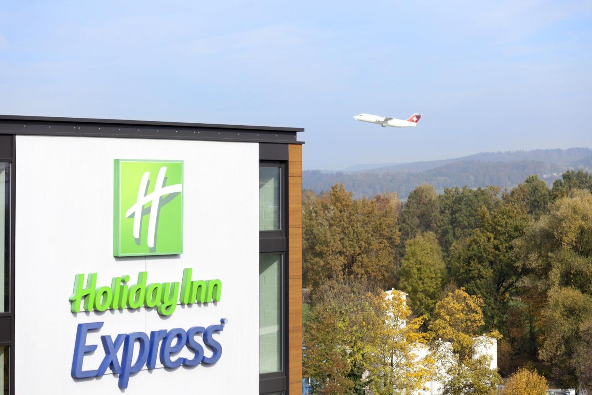 Holiday Inn Express Zuerich Airport, An Ihg Hotel Rumlang Exterior photo