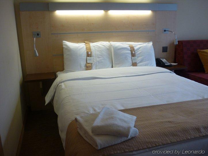 Holiday Inn Express Zuerich Airport, An Ihg Hotel Rumlang Room photo